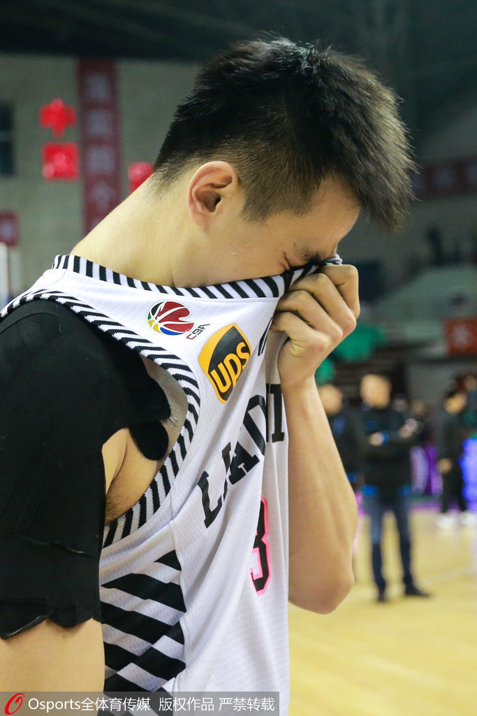 赛车传奇谢幕,球迷泪洒赛场 赛车传奇谢幕,球迷泪洒赛场